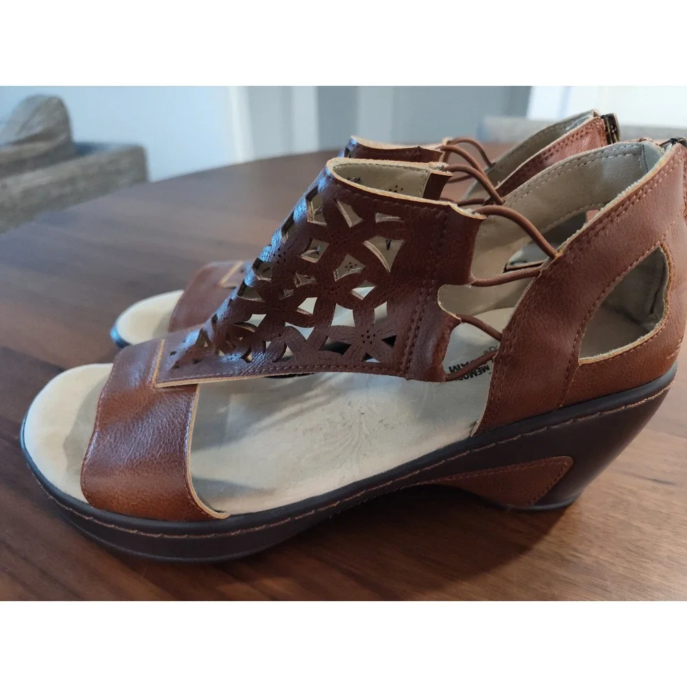 JBU Jambu Brown Laser Cut Wedge Sandals Memory Foam Back Zip Womens 9M
